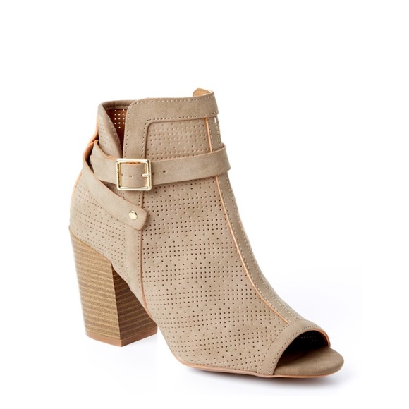 ✨HP✨ Cute Pinhole Buckle Booties - Picture 6 of 7